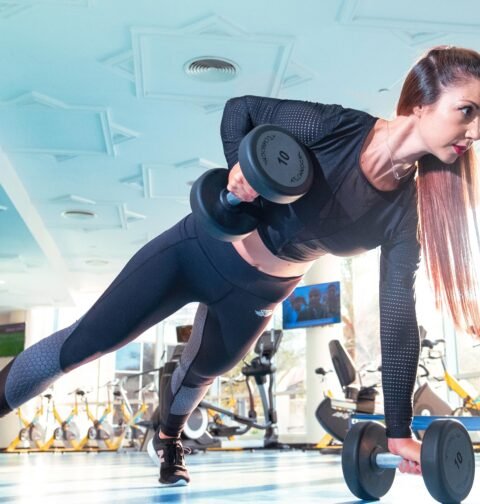 Professional athlete performing high-intensity burpees for the best fat loss workout.