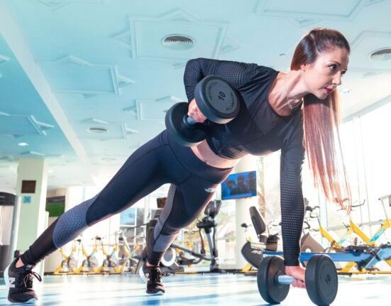 Professional athlete performing high-intensity burpees for the best fat loss workout.